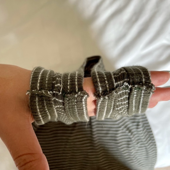 american eagle v neck - Picture 2 of 3